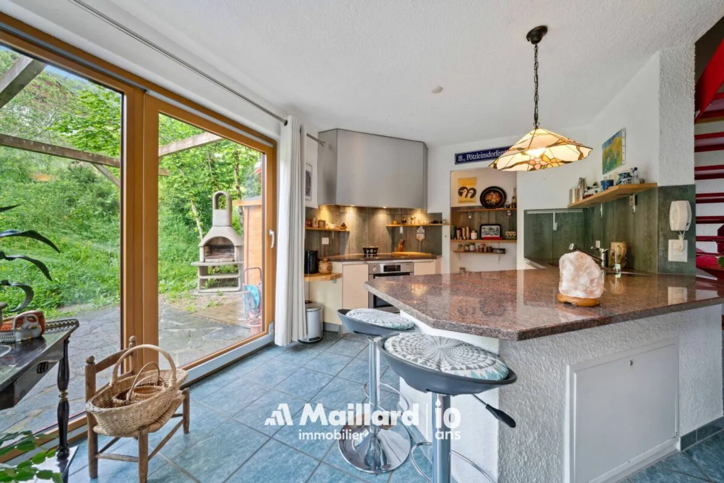 Villars-Burquin - 4.5-Room Maisonette with Large Garden of More Than 1,000 m² and Breathtaking View of the Lake - Photo 6 of 15