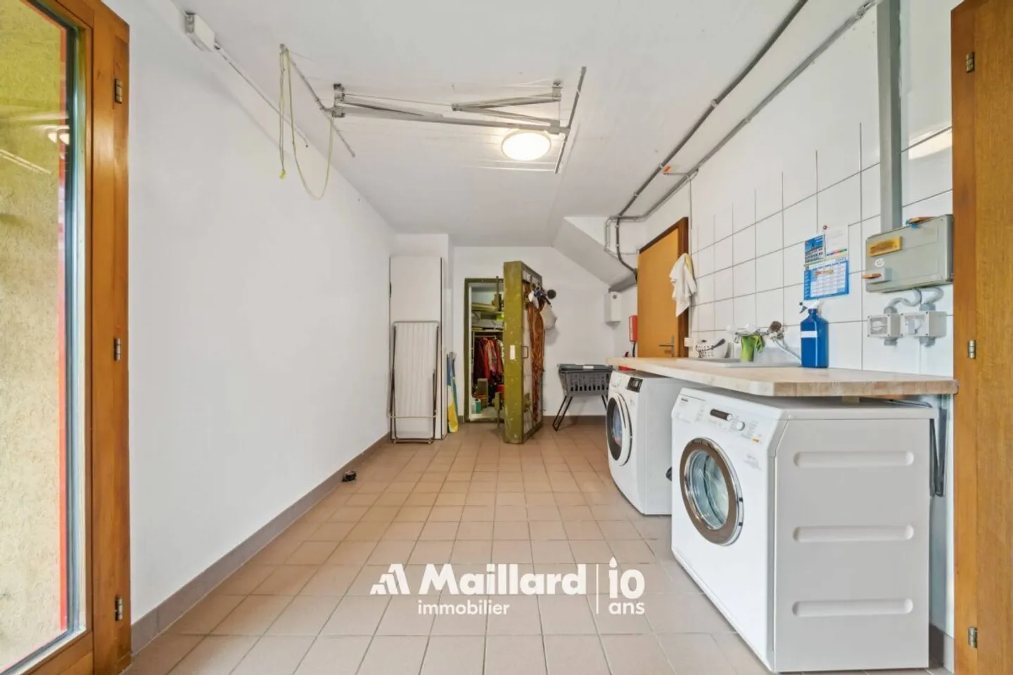 Villars-Burquin - 4.5-Room Maisonette with Large Garden of More Than 1,000 m² and Breathtaking View of the Lake - Photo 14 of 15