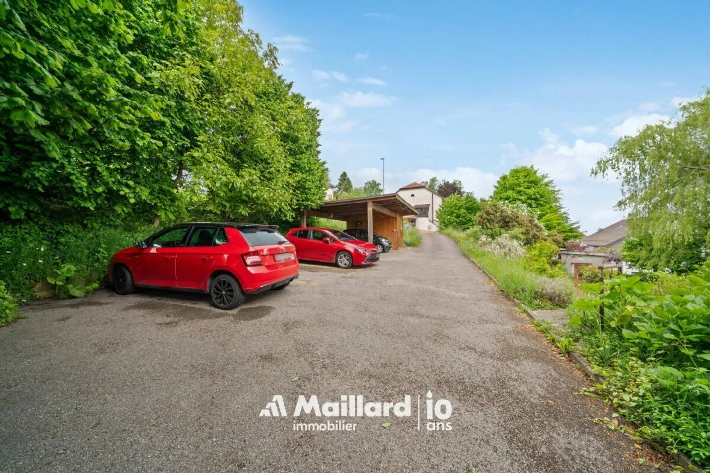 Villars-Burquin - 4.5-Room Maisonette with Large Garden of More Than 1,000 m² and Breathtaking View of the Lake - Photo 15 of 15