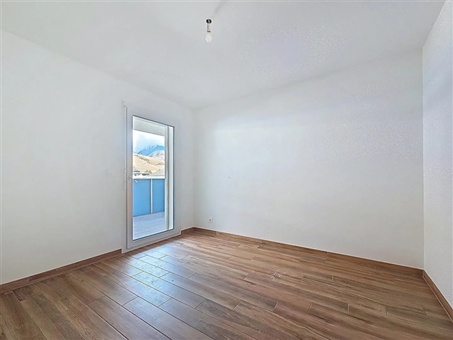 Appartement penthouse de 4,5 pièces avec grande terrasse et vue dégagée - Photo 4 sur 11