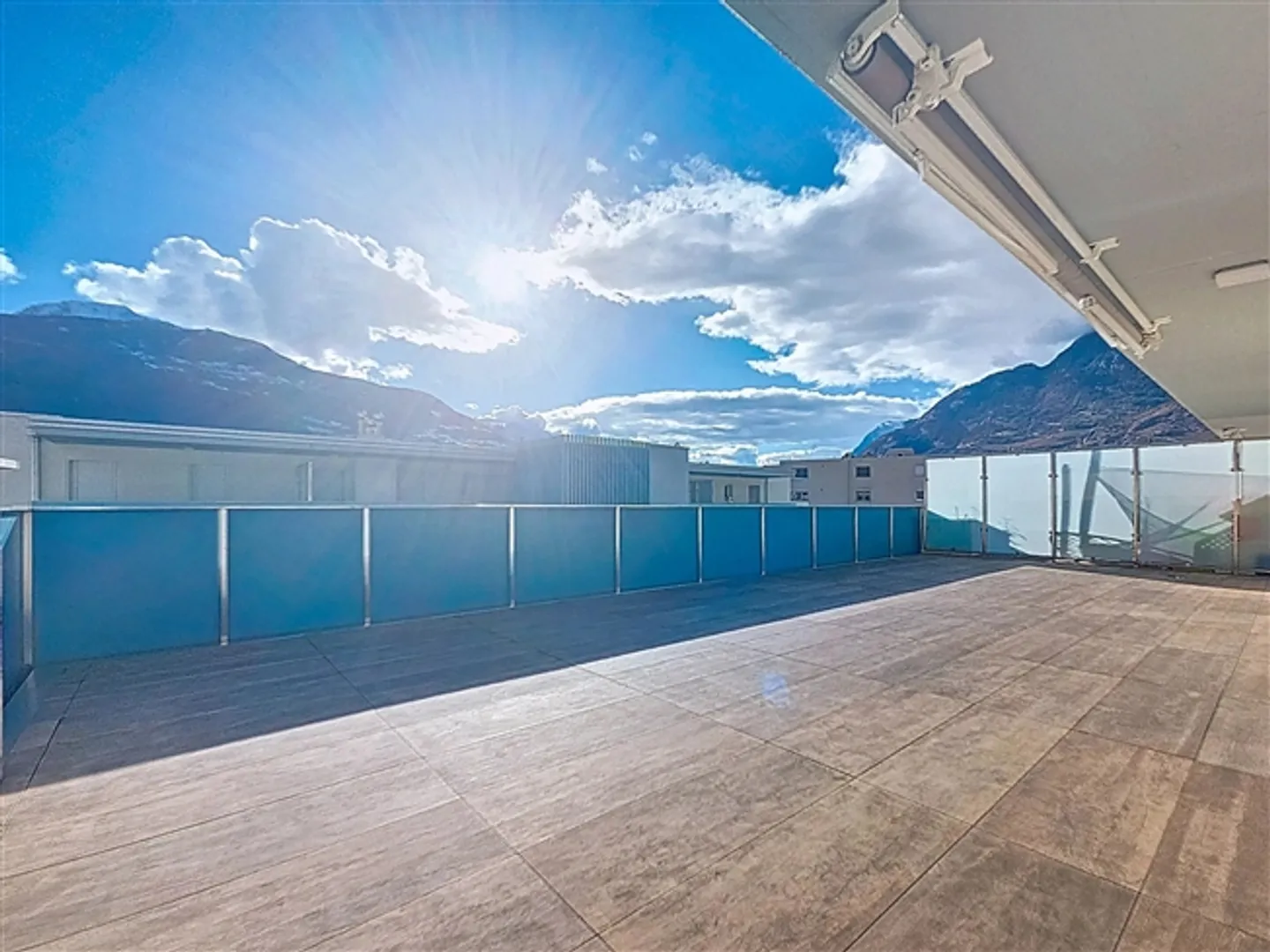 Appartement penthouse de 4,5 pièces avec grande terrasse et vue dégagée - Photo 8 sur 11