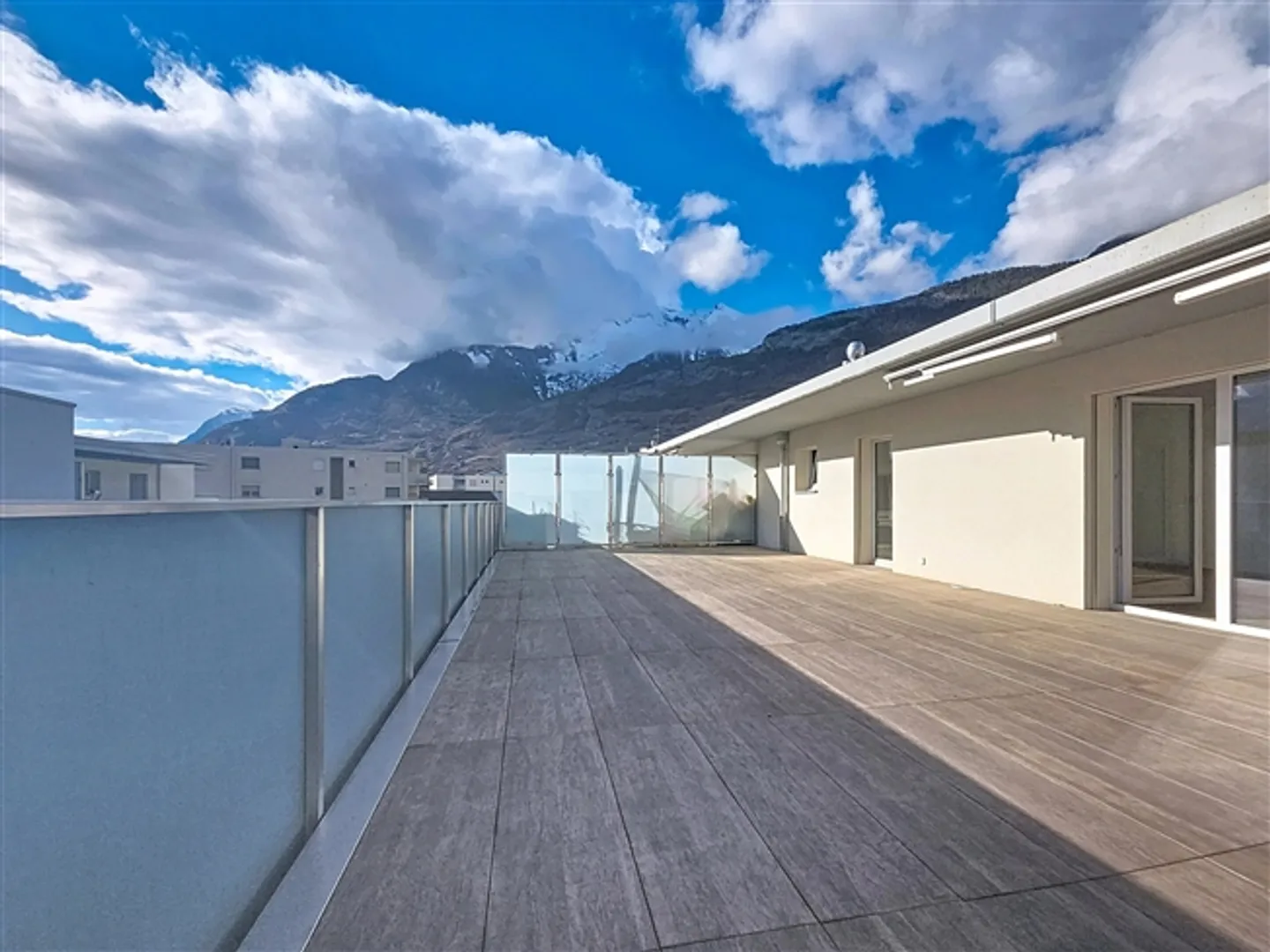 Appartement penthouse de 4,5 pièces avec grande terrasse et vue dégagée - Photo 9 sur 11