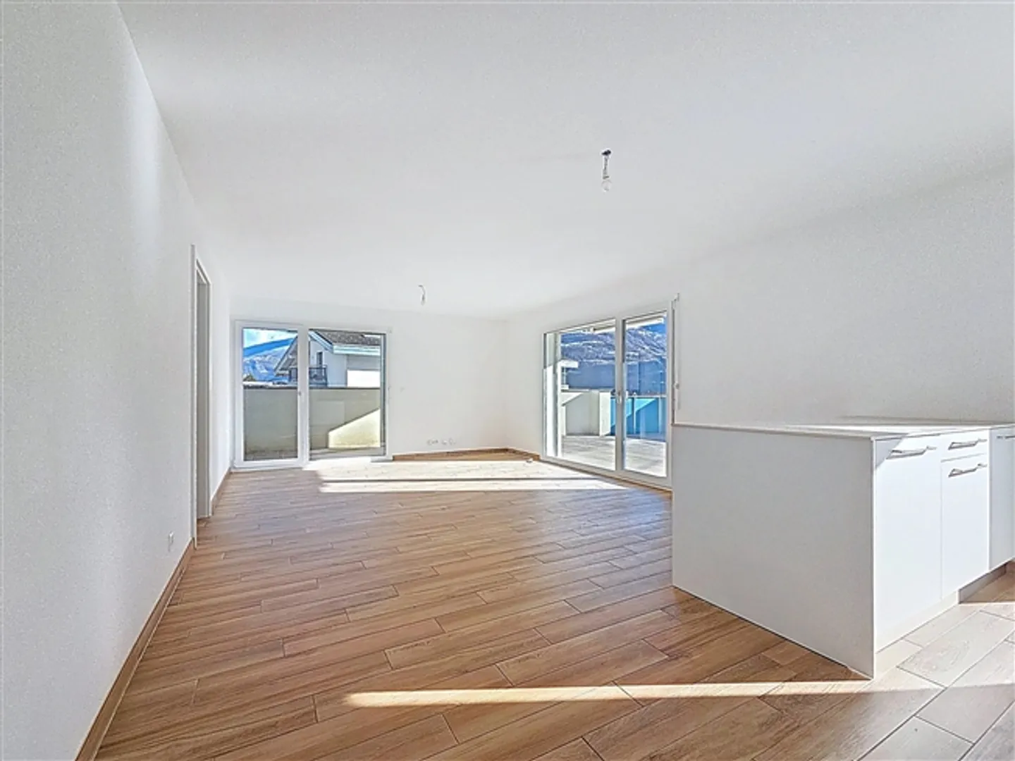 Appartement penthouse de 4,5 pièces avec grande terrasse et vue dégagée - Photo 2 sur 11