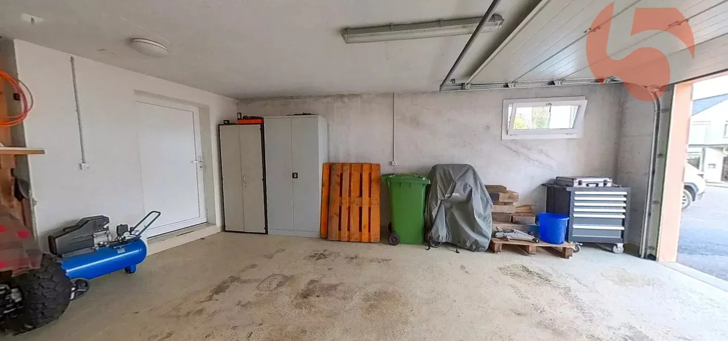 6 km from Montagny En Chamard, individual villa with 6.5 rooms, 3 garage spaces and 6 outdoor spaces - Photo 2 of 13