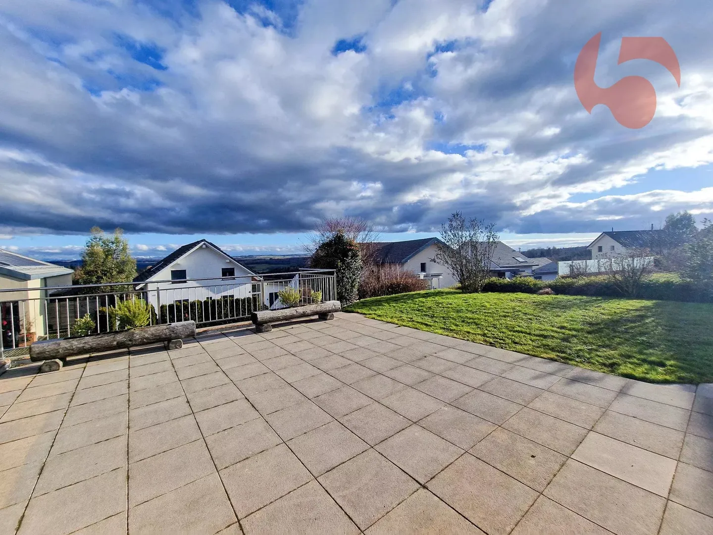 6 km from Montagny En Chamard, individual villa with 6.5 rooms, 3 garage spaces and 6 outdoor spaces - Photo 7 of 13