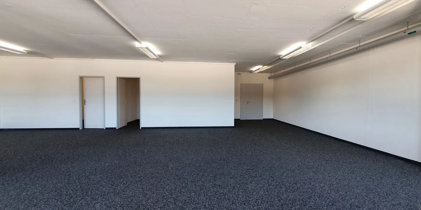 Espace commercial/bureau agrandi avec élévateur à marchandises ! - Photo 3 sur 7