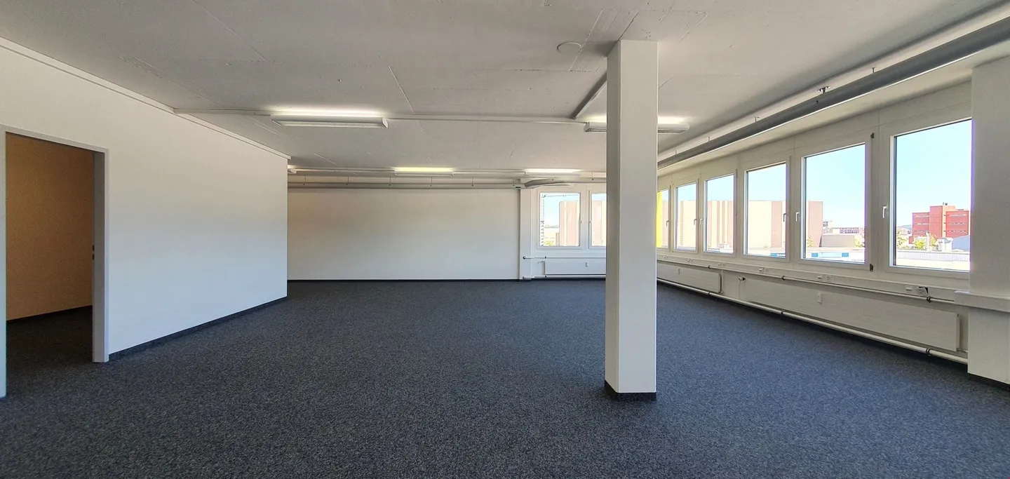 Espace commercial/bureau agrandi avec élévateur à marchandises ! - Photo 1 sur 7