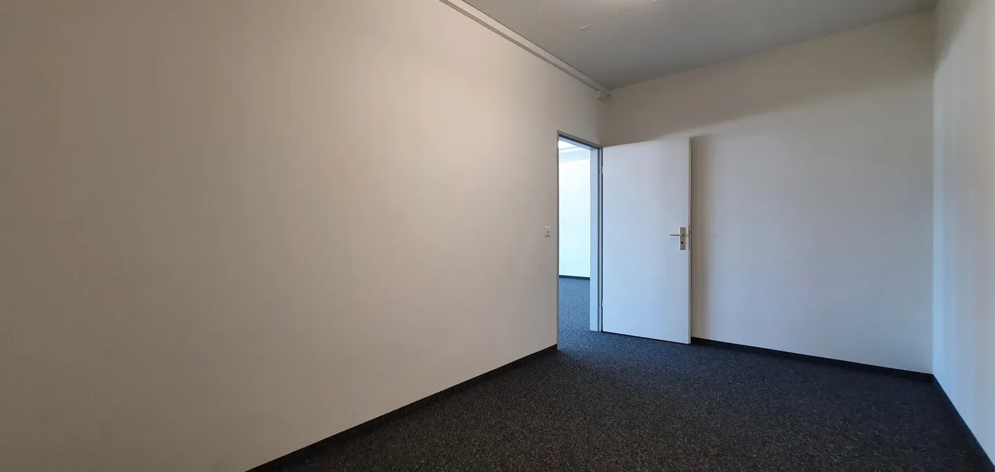 Espace commercial/bureau agrandi avec élévateur à marchandises ! - Photo 6 sur 7