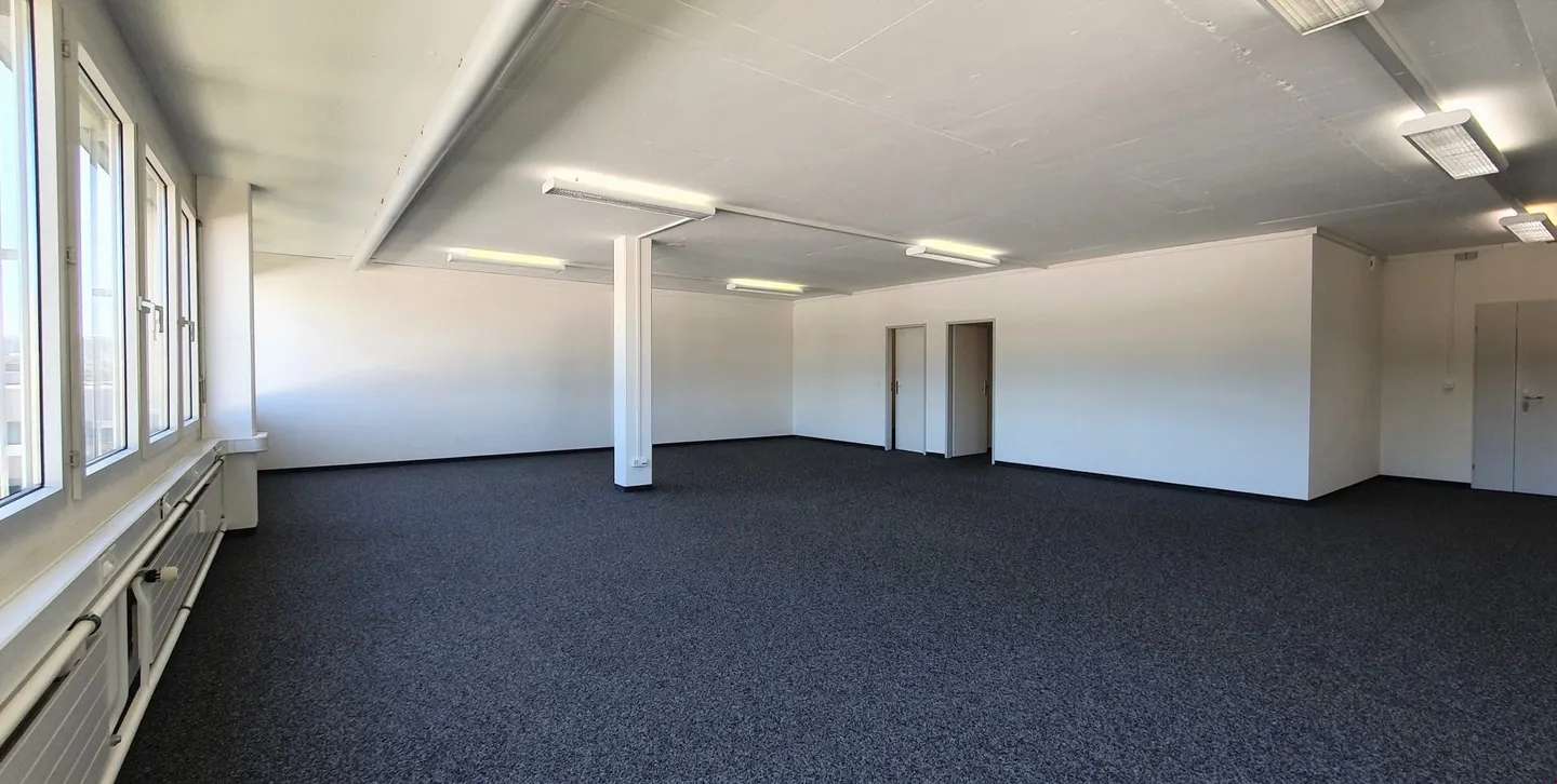 Espace commercial/bureau agrandi avec élévateur à marchandises ! - Photo 4 sur 7