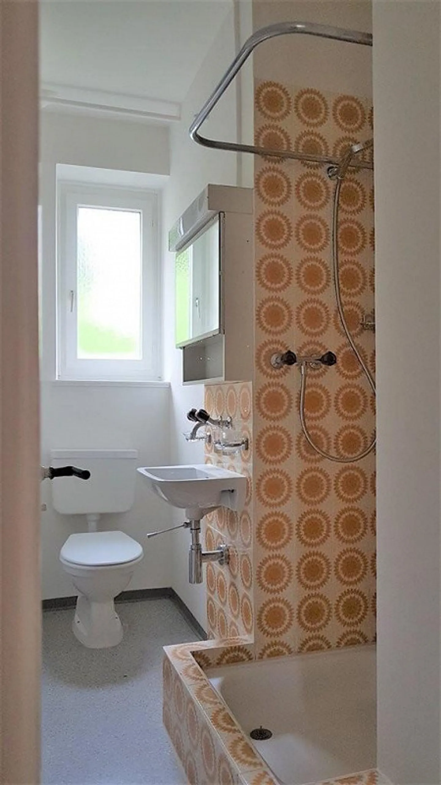 Appartement ancien à la périphérie ouest du centre-ville - Photo 3 sur 5