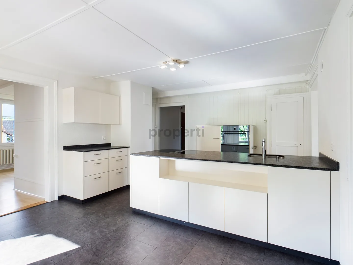 Charming 4.5-room attic apartment with balcony in Thierachern - Photo 4 of 9