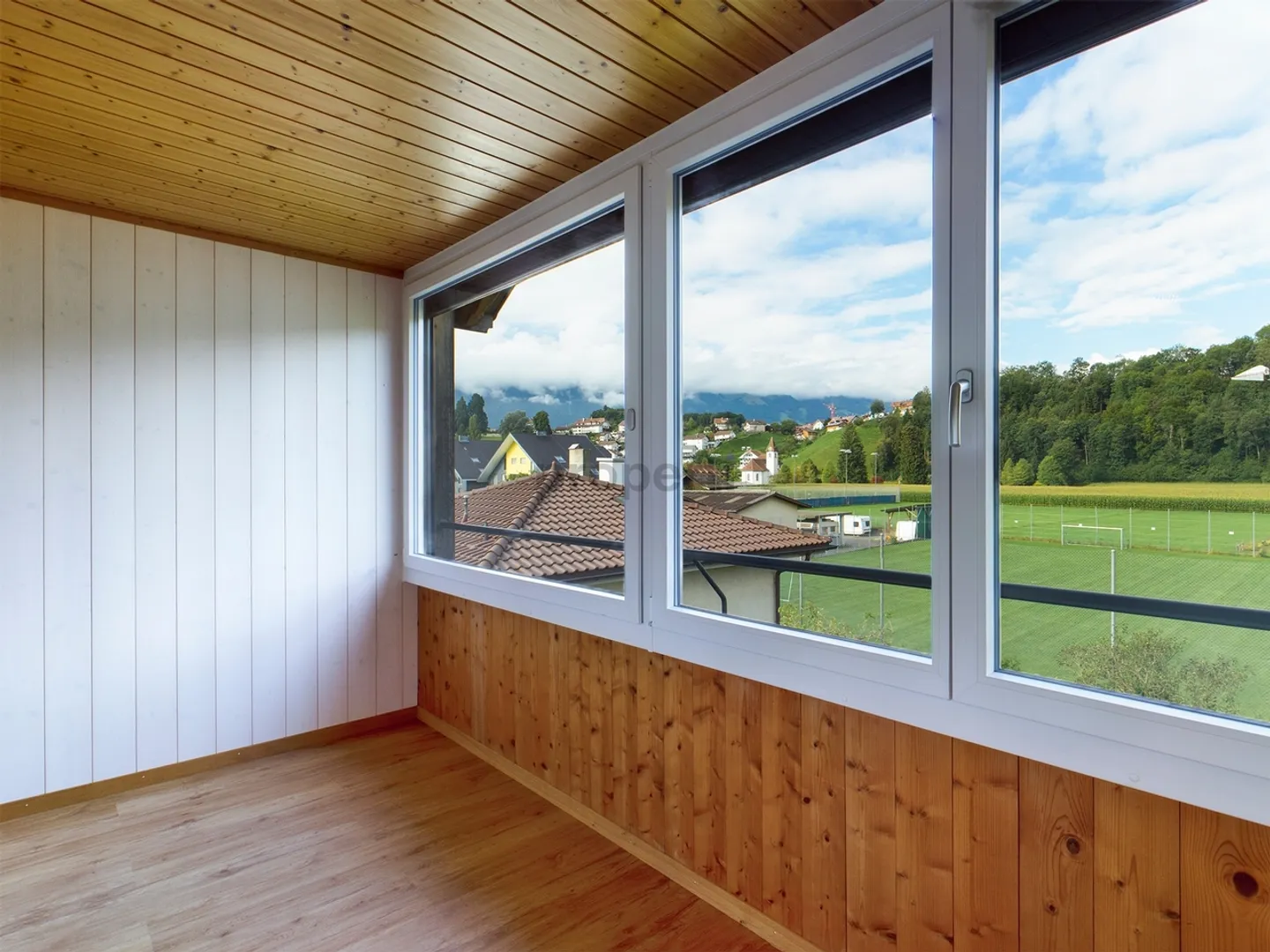 Charming 4.5-room attic apartment with balcony in Thierachern - Photo 6 of 9