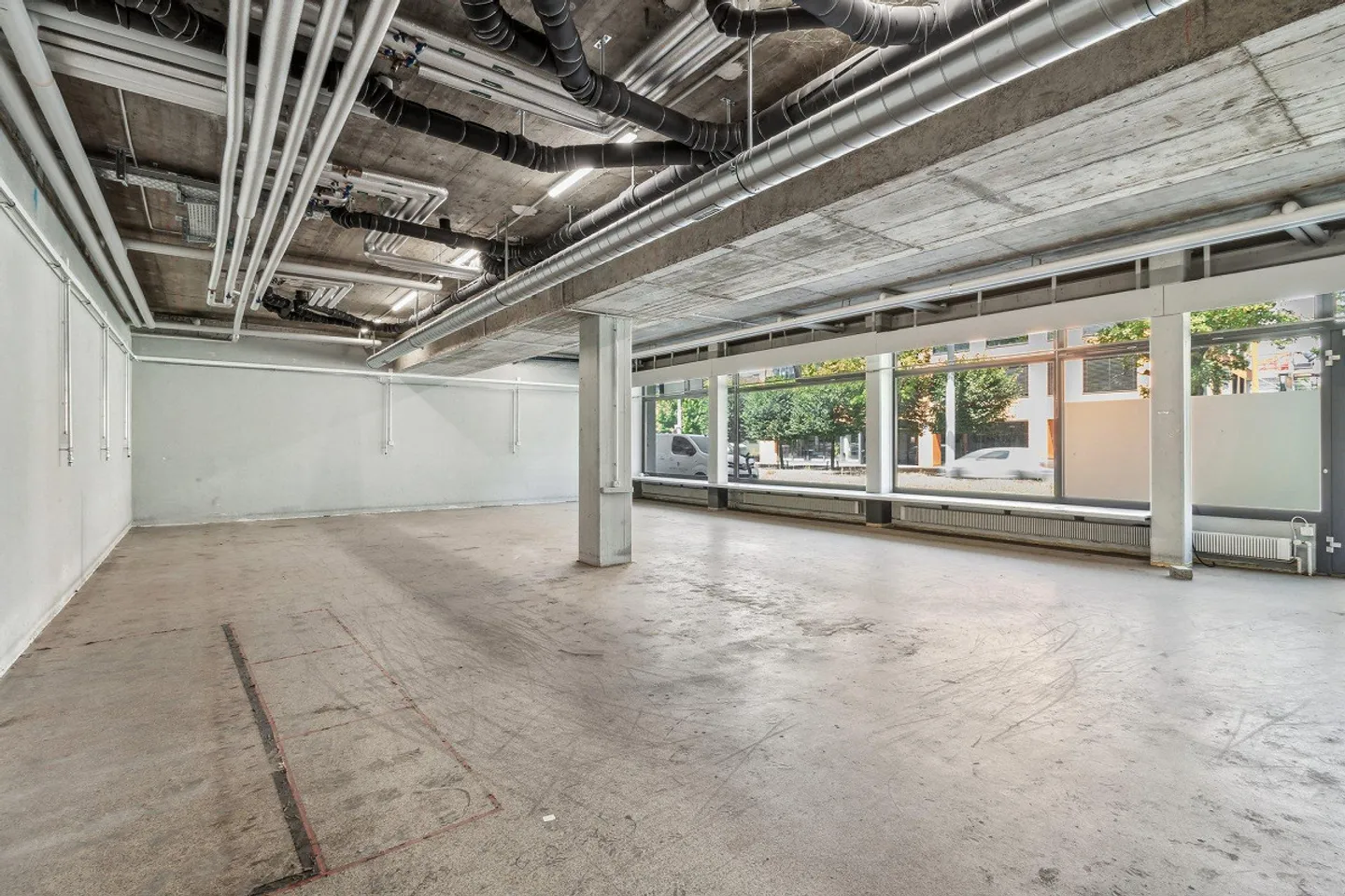 Retail space approx. 145 m2 on the ground floor for rent in 8048 Zurich - Photo 2 of 6