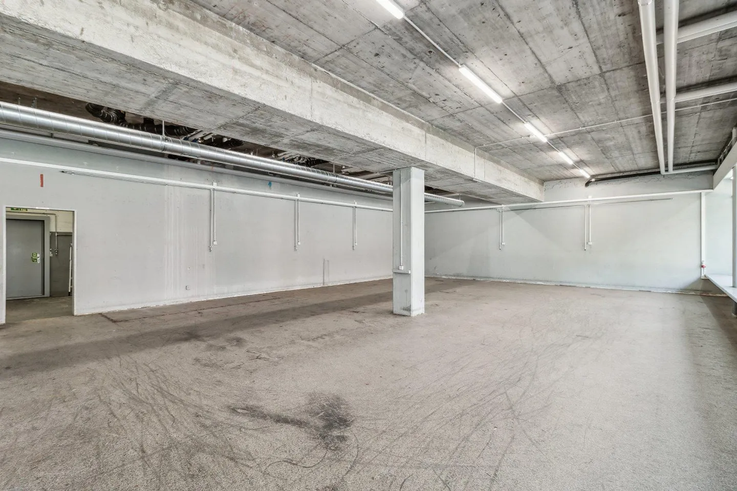 Retail space approx. 145 m2 on the ground floor for rent in 8048 Zurich - Photo 3 of 6