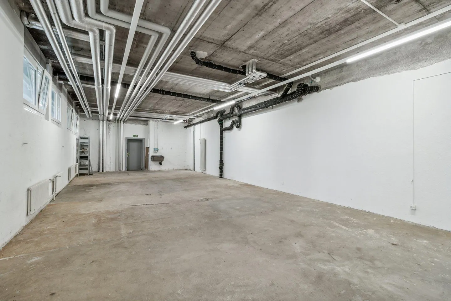 Retail space approx. 145 m2 on the ground floor for rent in 8048 Zurich - Photo 4 of 6