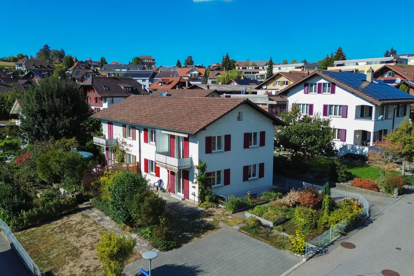 Maison jumelée attrayante de 5,5 pièces pouvant être utilisée comme maison individuelle ou maison bifamiliale - Photo 1 sur 15