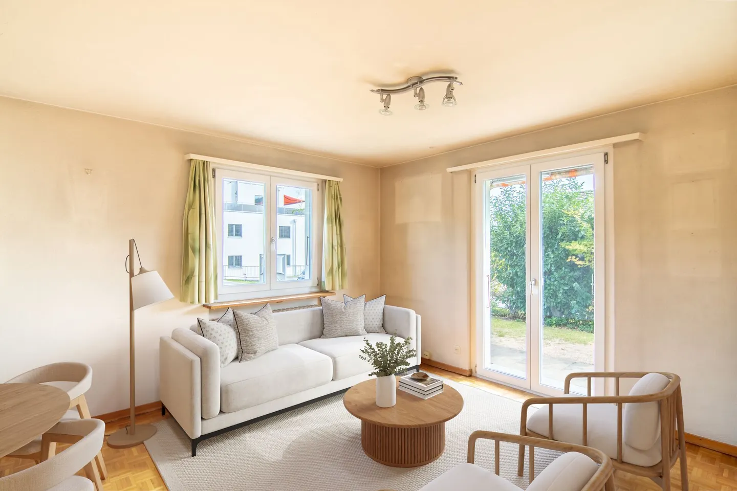 Maison jumelée attrayante de 5,5 pièces pouvant être utilisée comme maison individuelle ou maison bifamiliale - Photo 2 sur 15