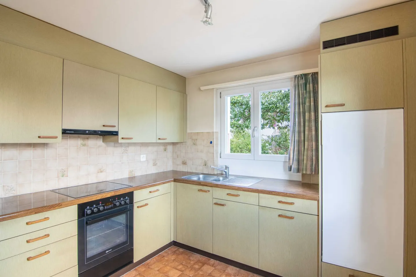 Maison jumelée attrayante de 5,5 pièces pouvant être utilisée comme maison individuelle ou maison bifamiliale - Photo 4 sur 15