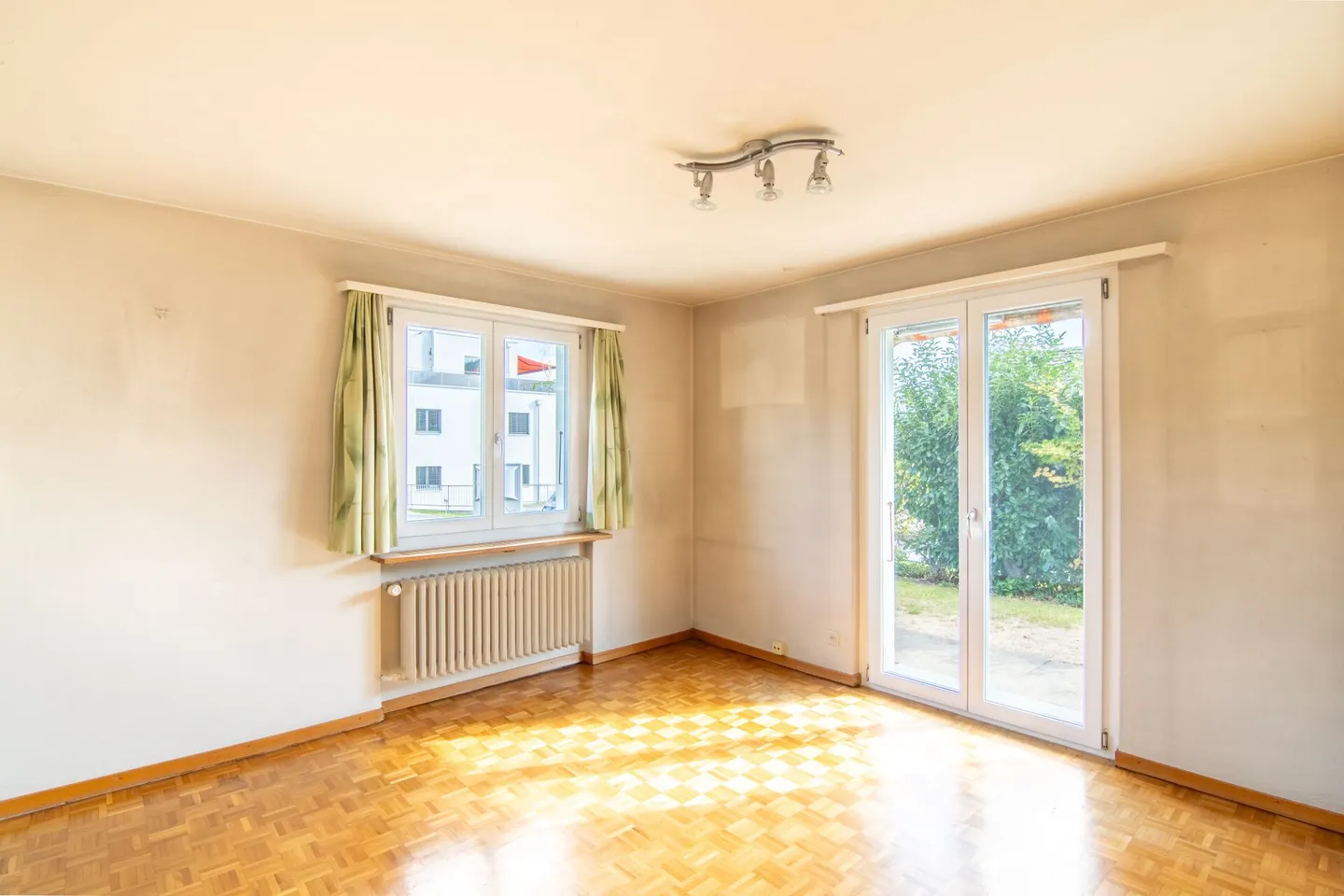 Maison jumelée attrayante de 5,5 pièces pouvant être utilisée comme maison individuelle ou maison bifamiliale - Photo 3 sur 15