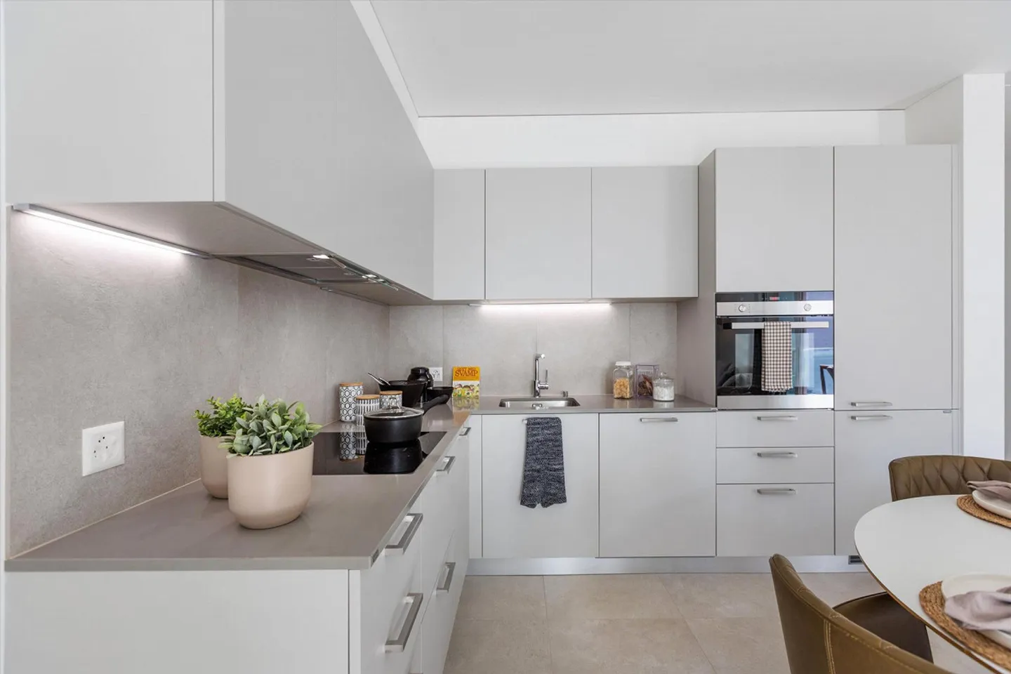 Appartamento moderno con balcone - Foto 3 di 8