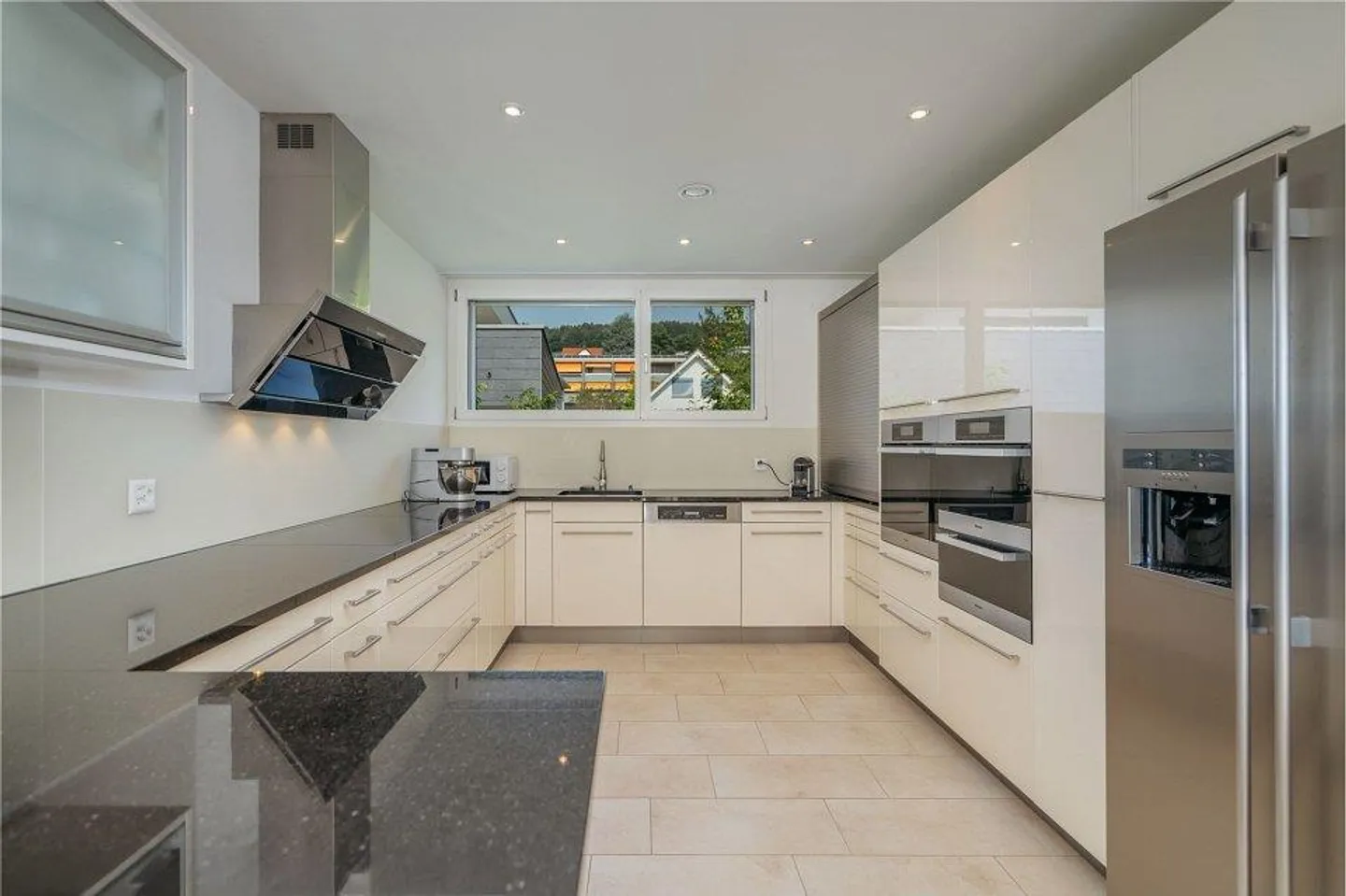 Space, Light, Far View: Living at the Highest Level - Photo 7 of 13