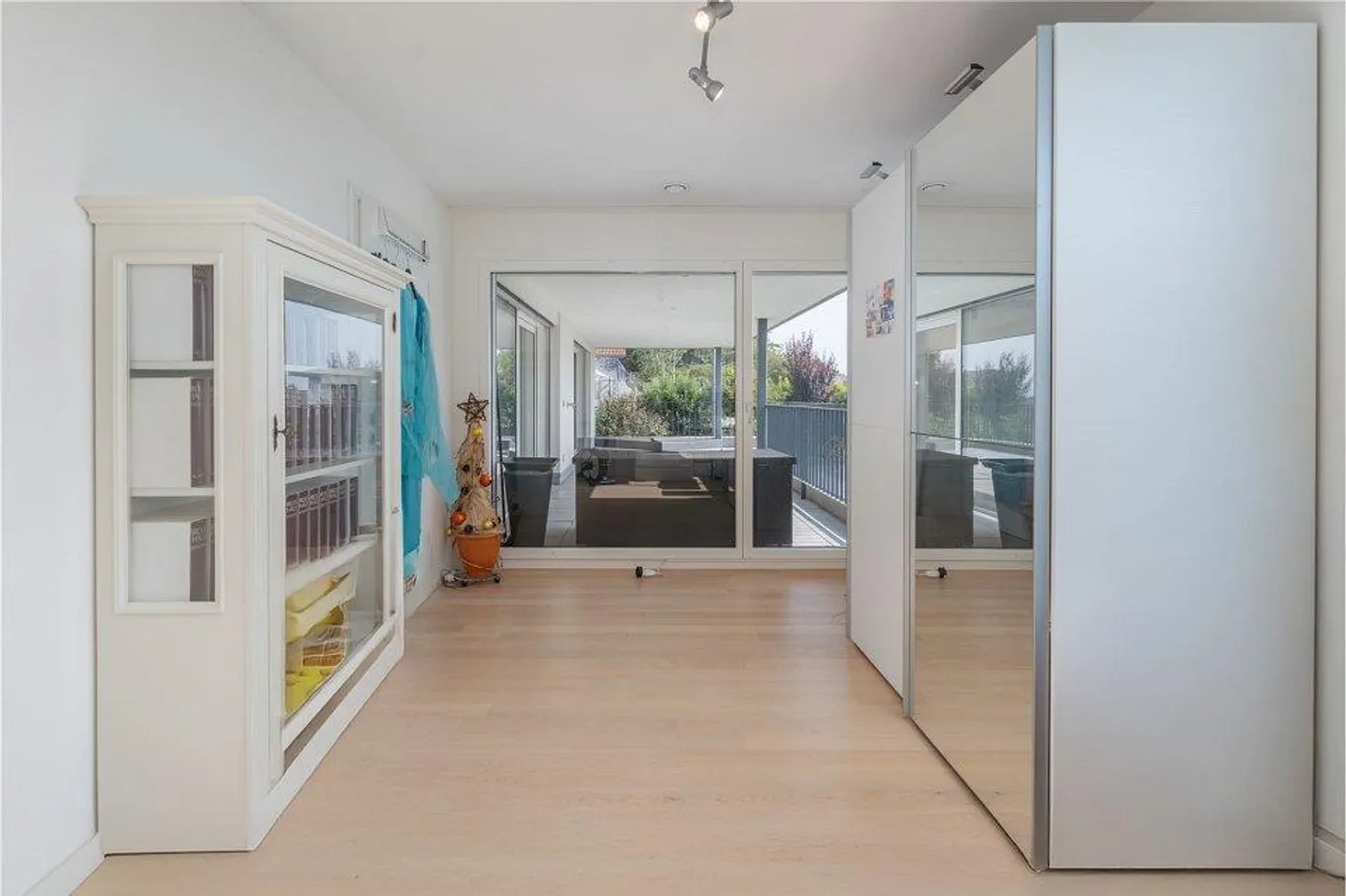 Space, Light, Far View: Living at the Highest Level - Photo 11 of 13