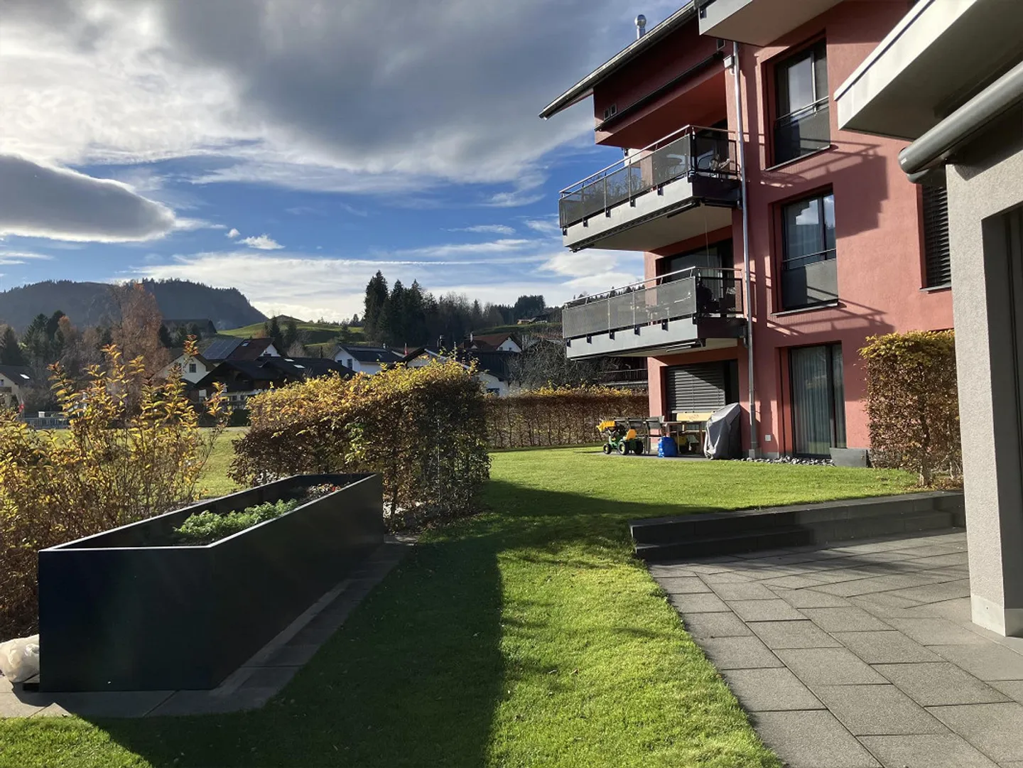 Wunderschöne 4,5 Zimmer Parterre-Wohnung mit Umschwung - Foto 1 von 21