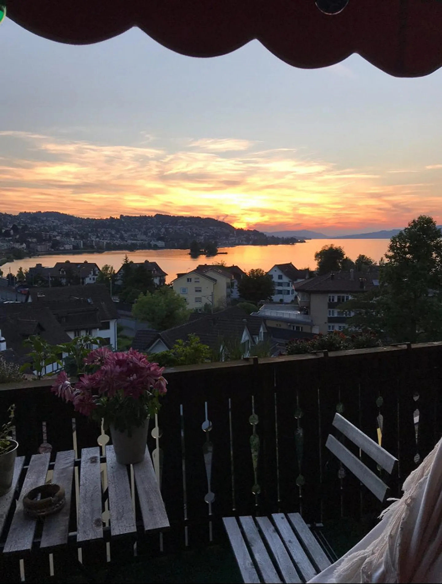 Charming Chalet-Style Apartment with Panoramic Lake Views – 2.5 Rooms - Photo 1 of 20