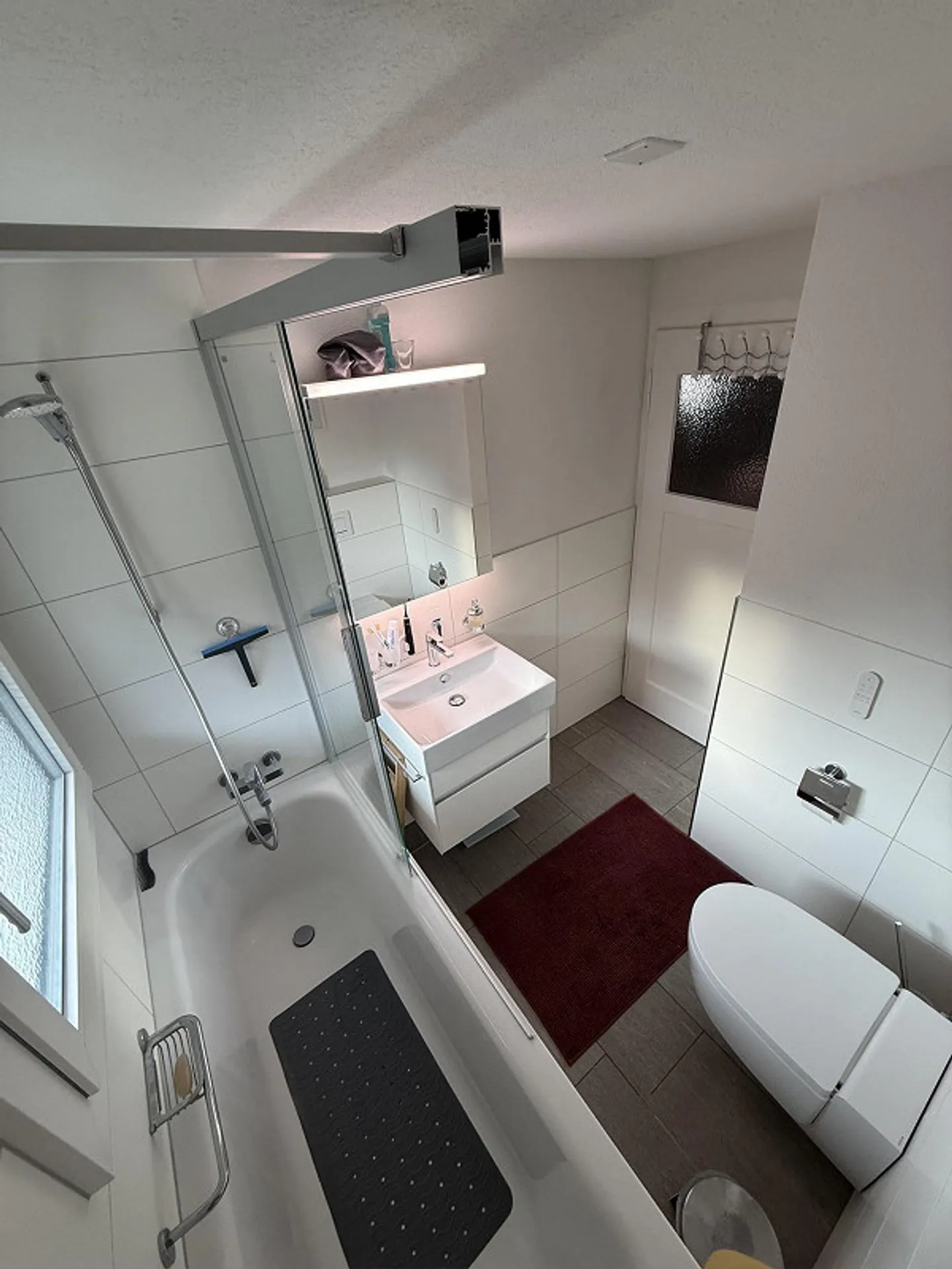 Charming Chalet-Style Apartment with Panoramic Lake Views – 2.5 Rooms - Photo 2 of 20