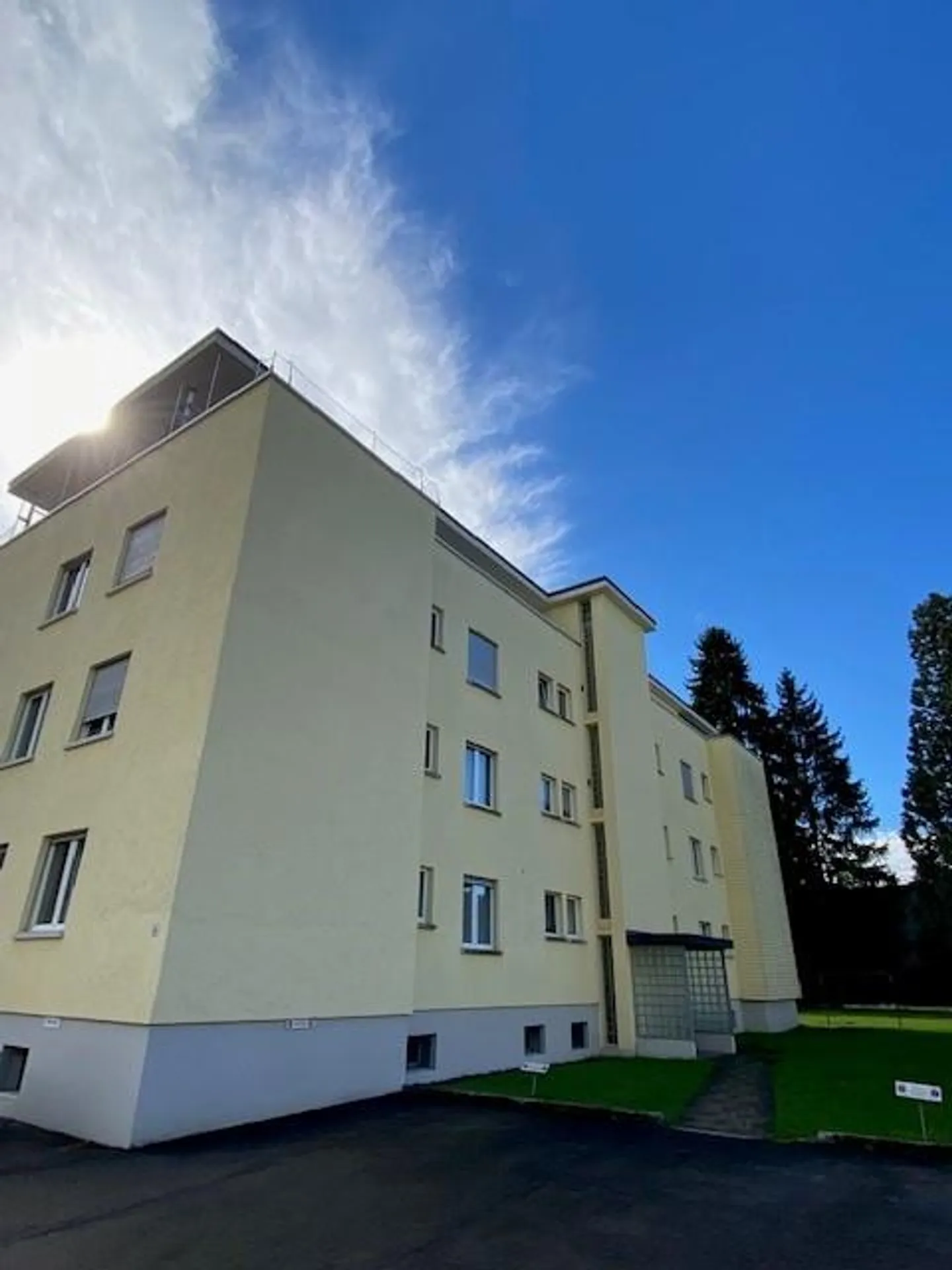 Lichtdurchflutete  4.5-Zimmer-Wohnung mit Balkon, Garagenbox - Foto 1 von 13