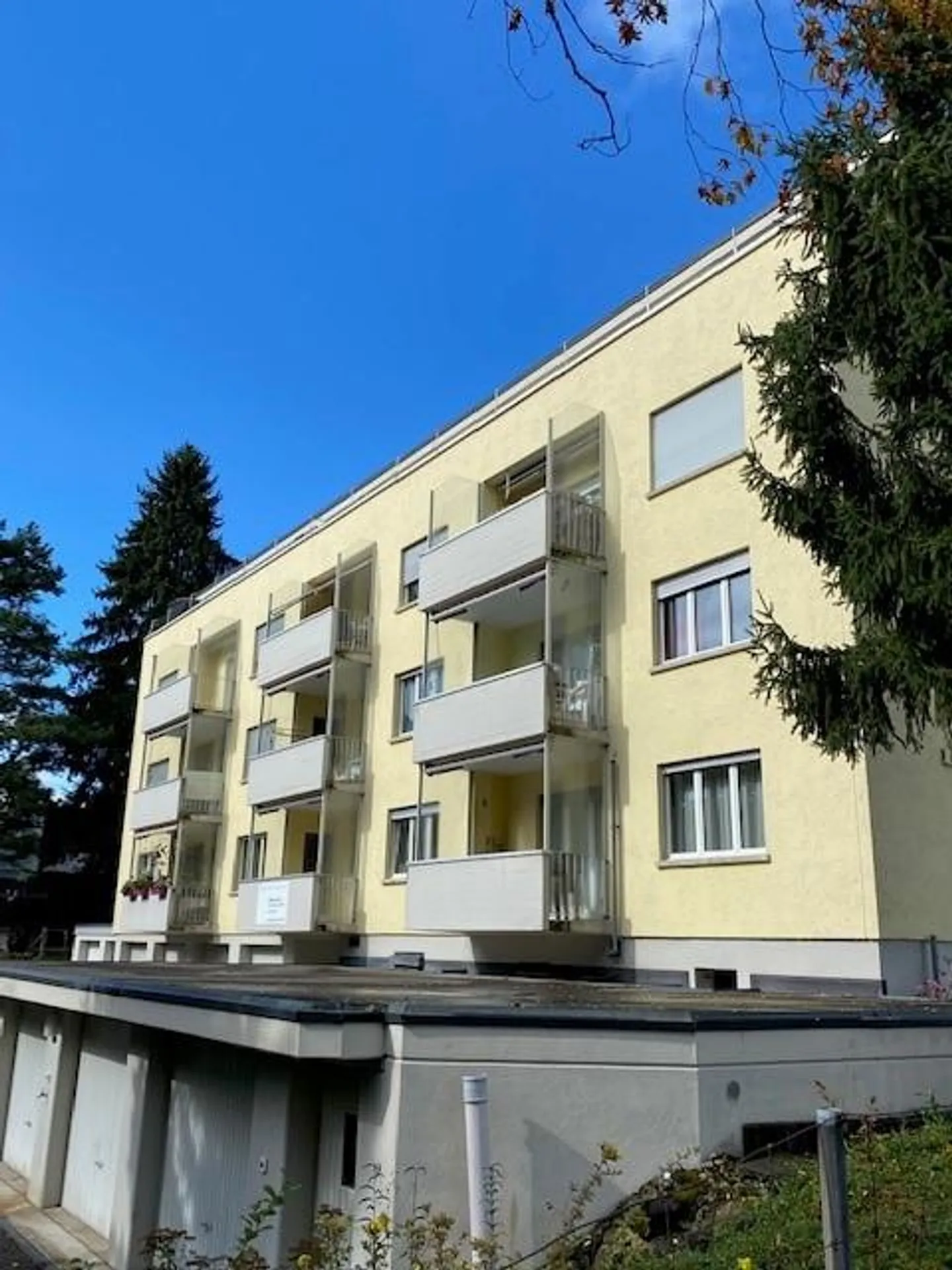 Lichtdurchflutete  4.5-Zimmer-Wohnung mit Balkon, Garagenbox - Foto 2 von 13