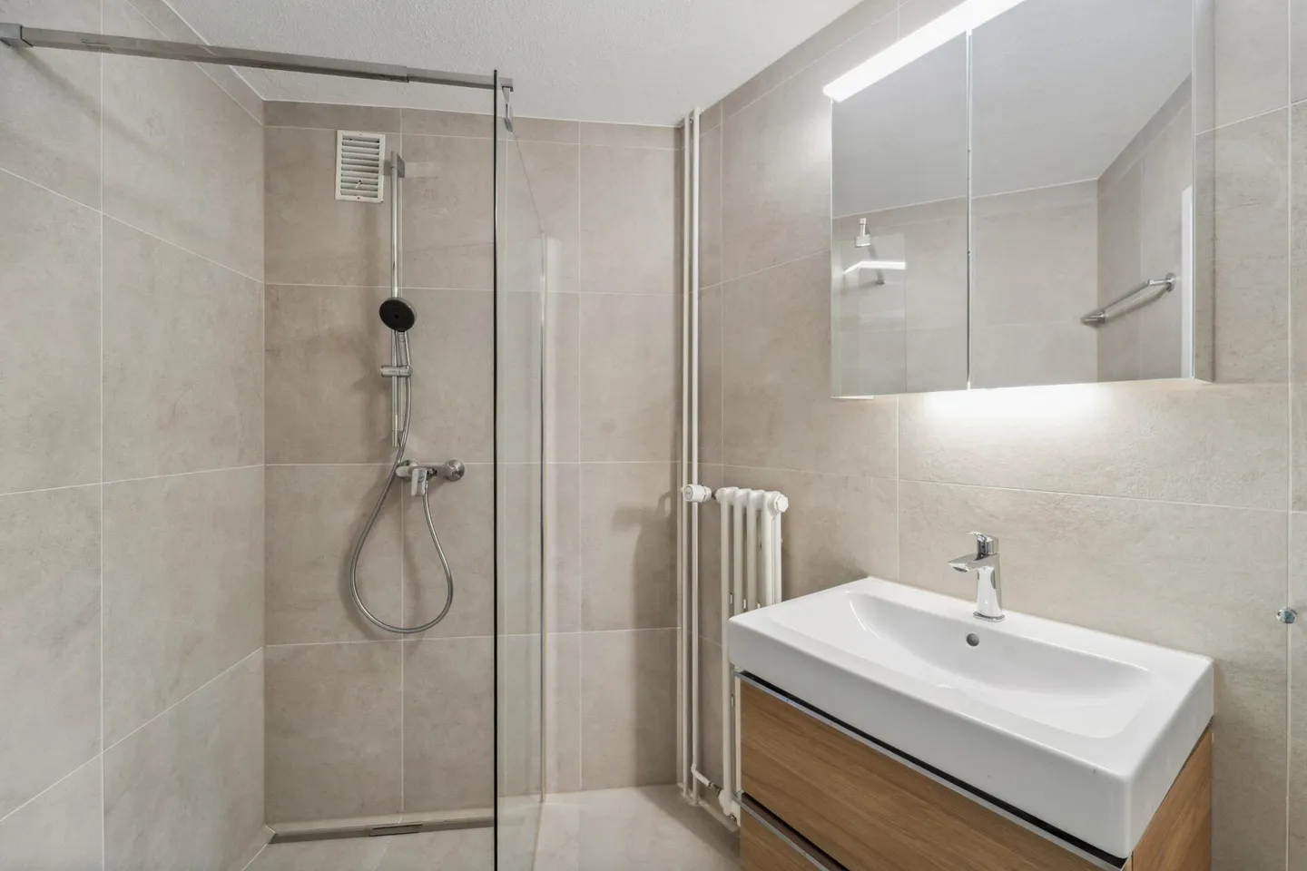 Central & Renovated: 4.5-Room Apartment in Top Condition - Photo 4 of 16