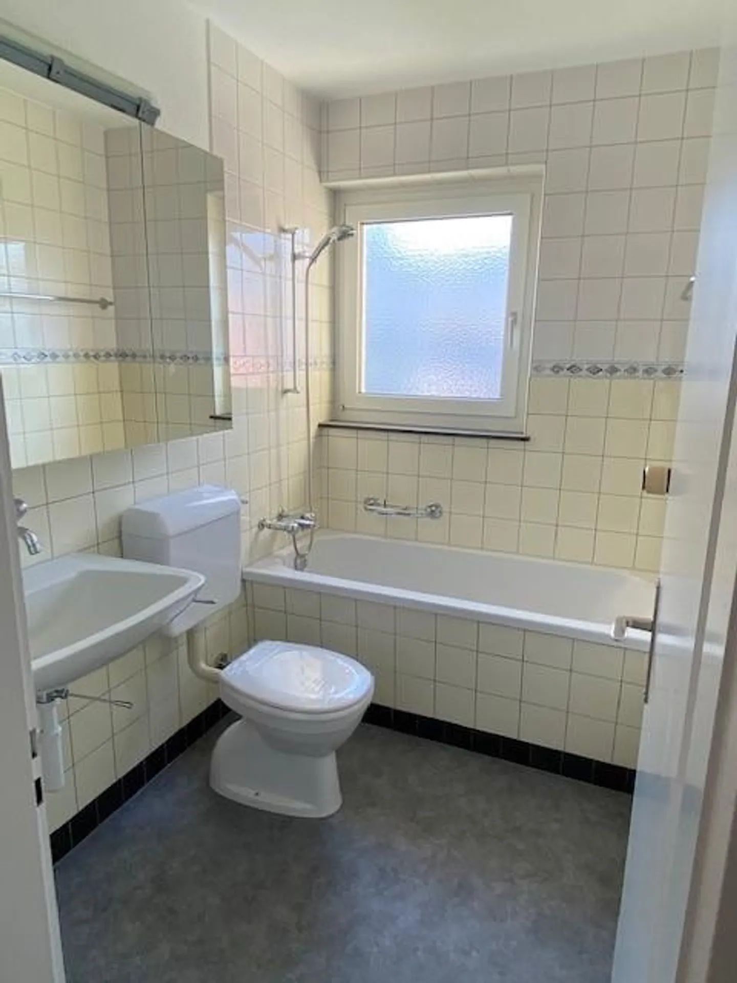 Lichtdurchflutete  4.5-Zimmer-Wohnung mit Balkon, Garagenbox - Foto 12 von 13