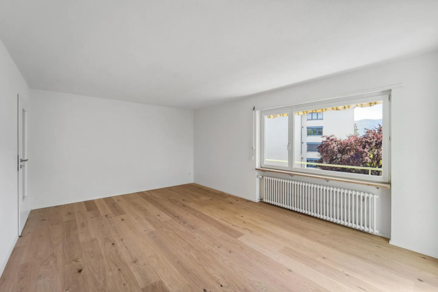 Central & Renovated: 4.5-Room Apartment in Top Condition - Photo 8 of 16