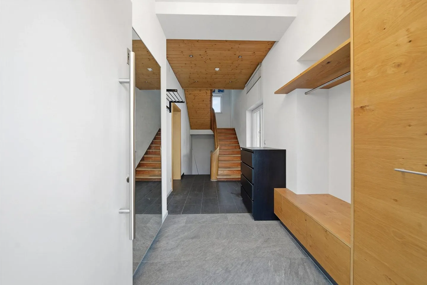 CHARM FROM TWO EPOCHS - SKILFULLY RENOVATED SINGLE-FAMILY HOUSE - Photo 4 of 5