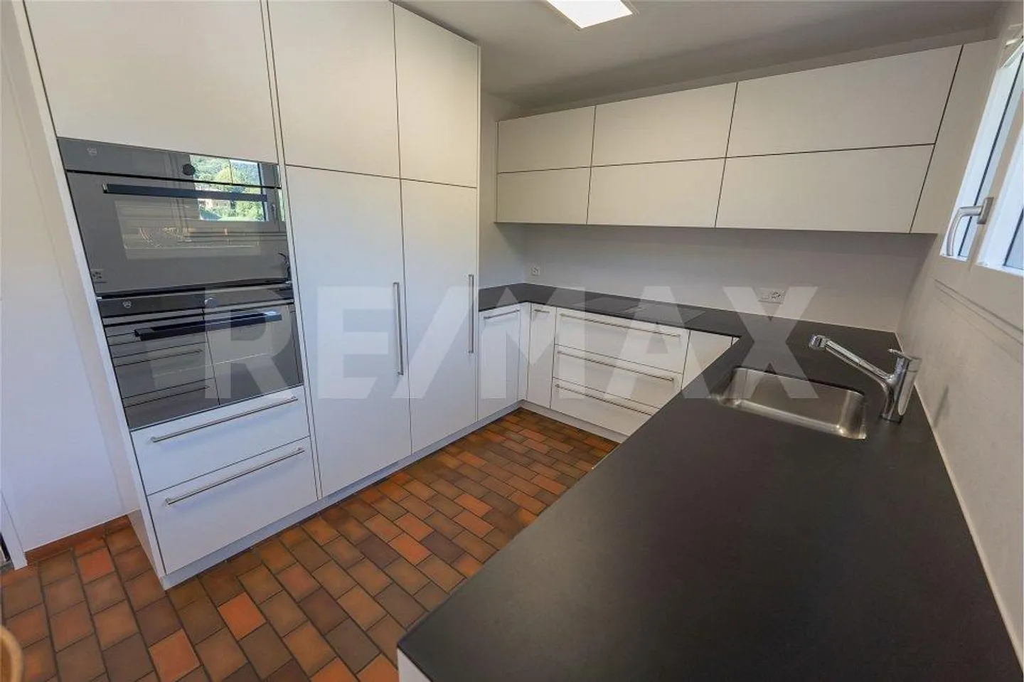 Casa unifamiliare con vista mozzafiato e molto spazio esterno... - Foto 2 di 13