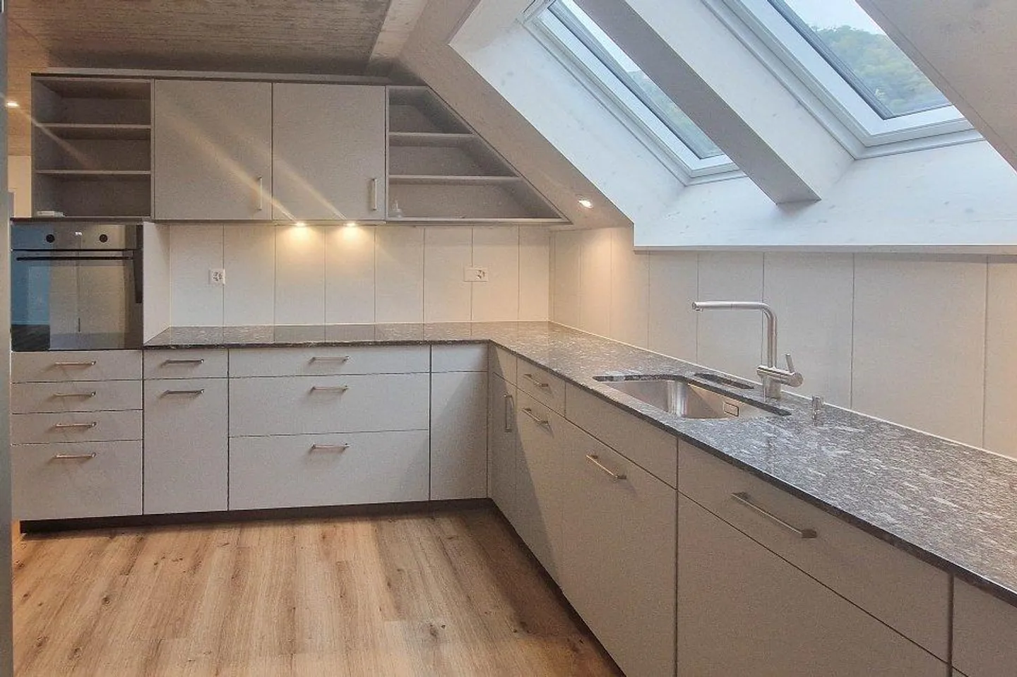 Modern and bright 4.5 room penthouse with gallery - Photo 2 of 13