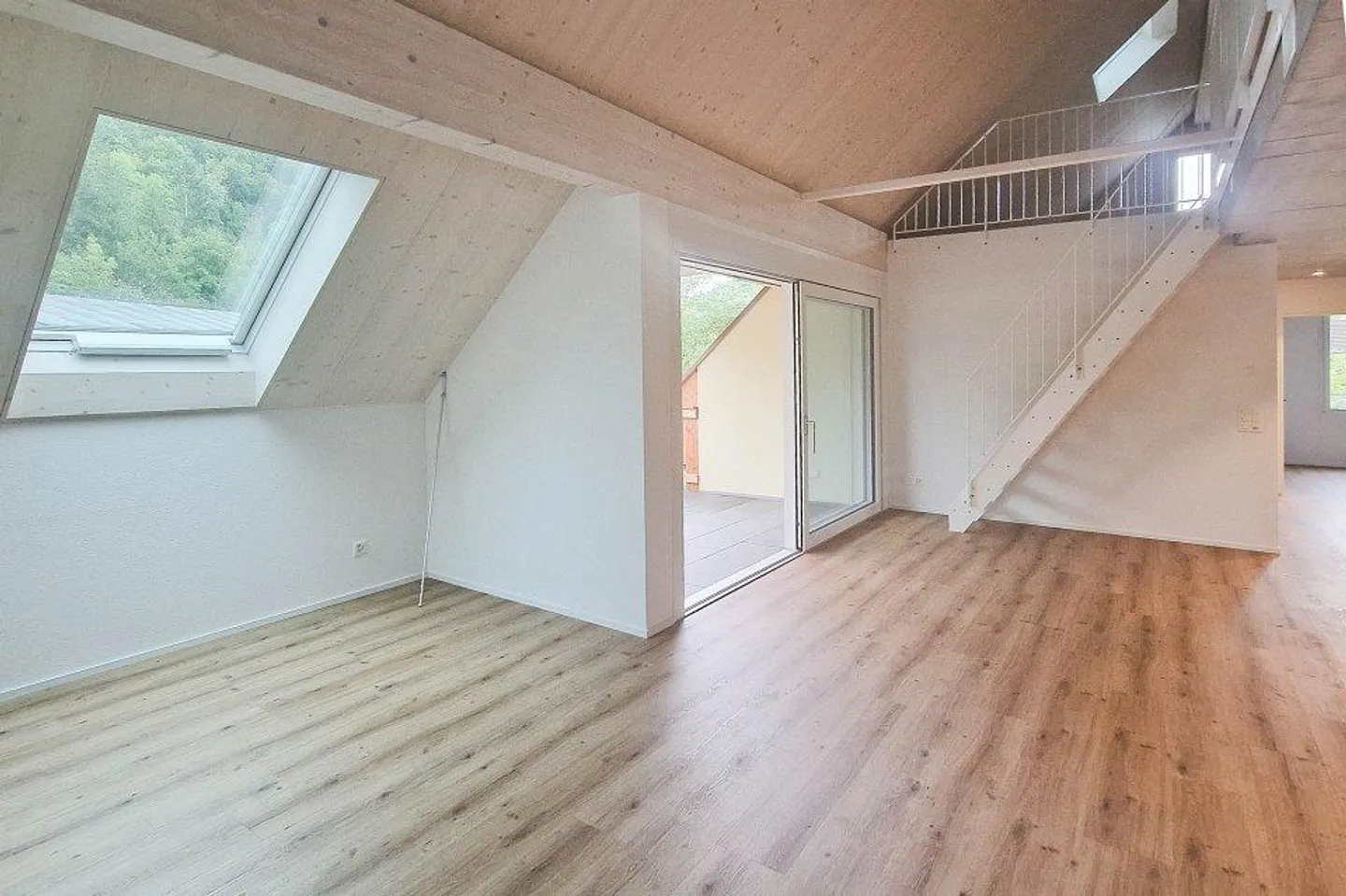 Modern and bright 4.5 room penthouse with gallery - Photo 7 of 13