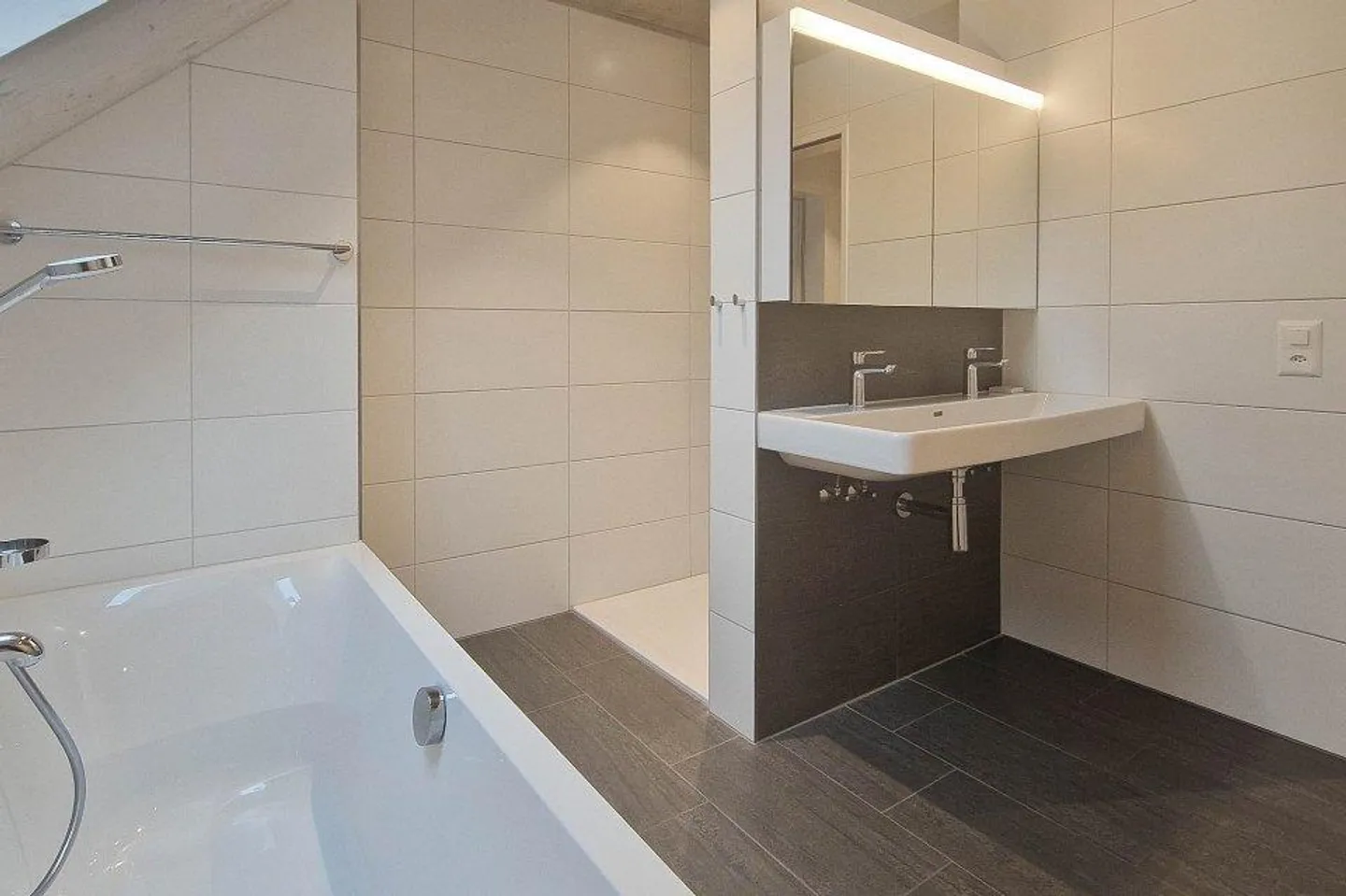 Modern and bright 4.5 room penthouse with gallery - Photo 11 of 13