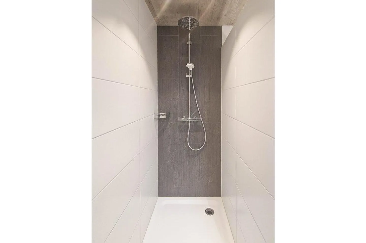 Modern and bright 4.5 room penthouse with gallery - Photo 12 of 13