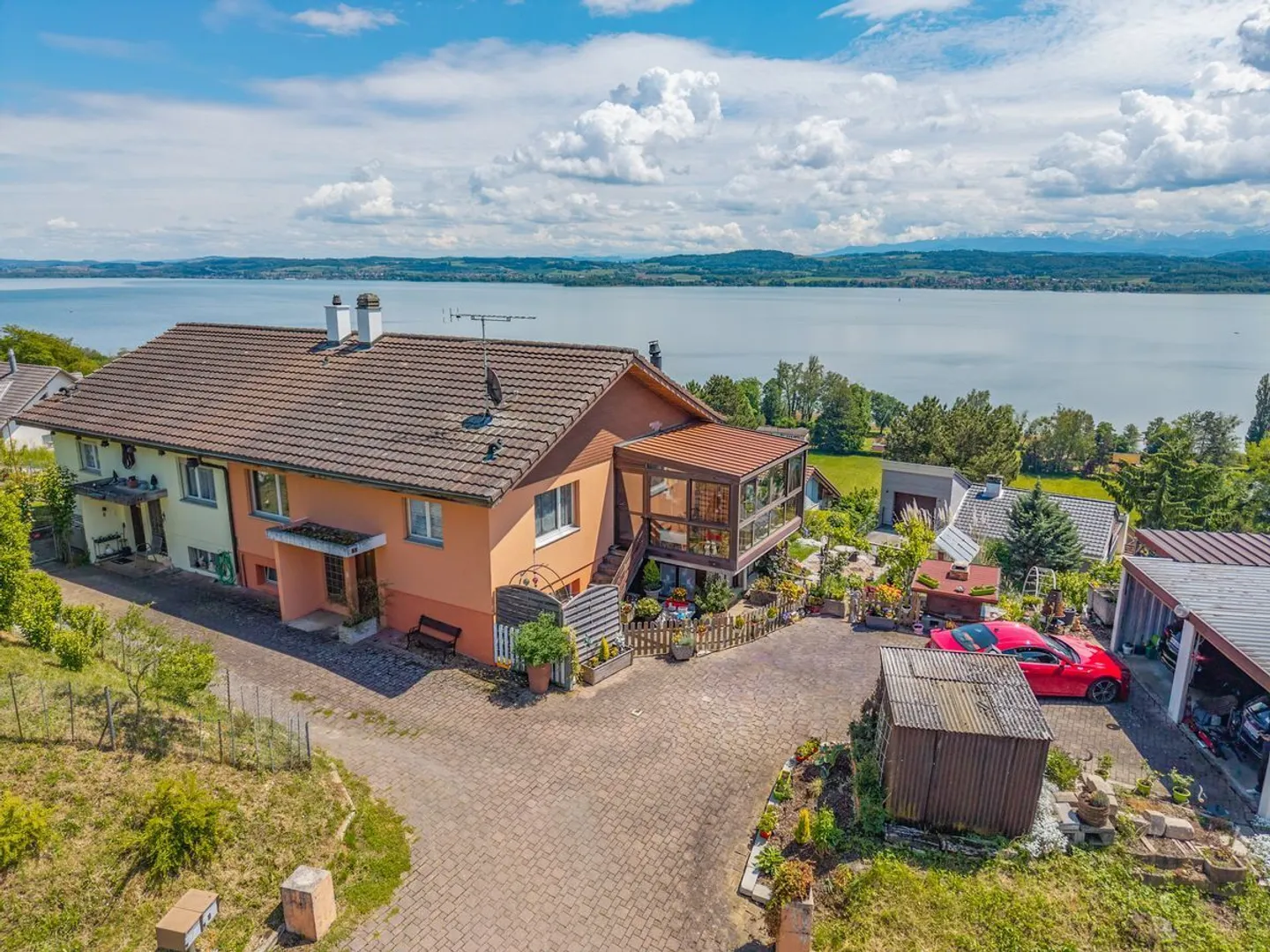 Casa con vista sul lago di Morat e la possibilità di costruire un appartamento - Foto 1 di 12