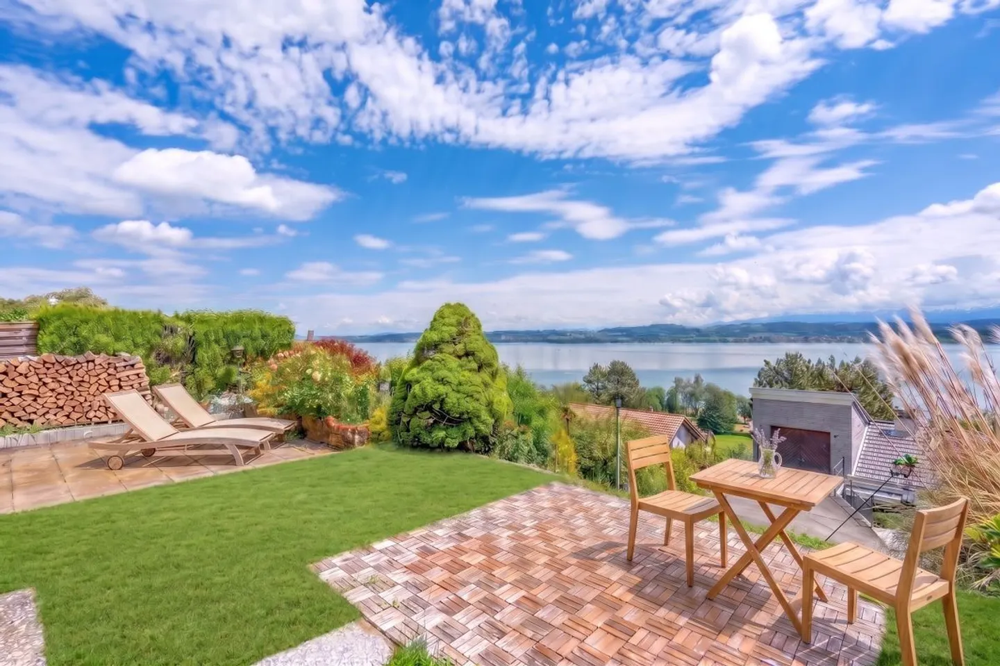 Casa con vista sul lago di Morat e la possibilità di costruire un appartamento - Foto 2 di 12