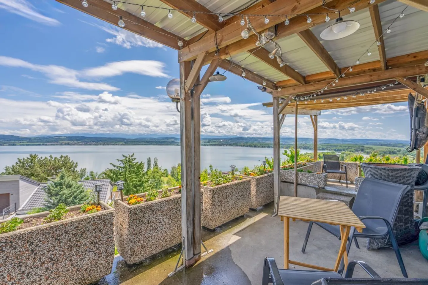 Casa con vista sul lago di Morat e la possibilità di costruire un appartamento - Foto 9 di 12