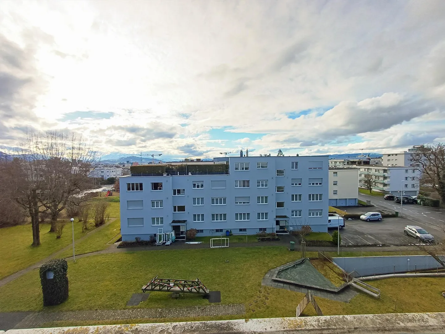 APPARTEMENT 4 ½ CHAMBRES ENSOLEILLÉ ET BIEN ENTRETENU AVEC UNE VUE IMPRENABLE À BAAR - Photo 9 sur 13