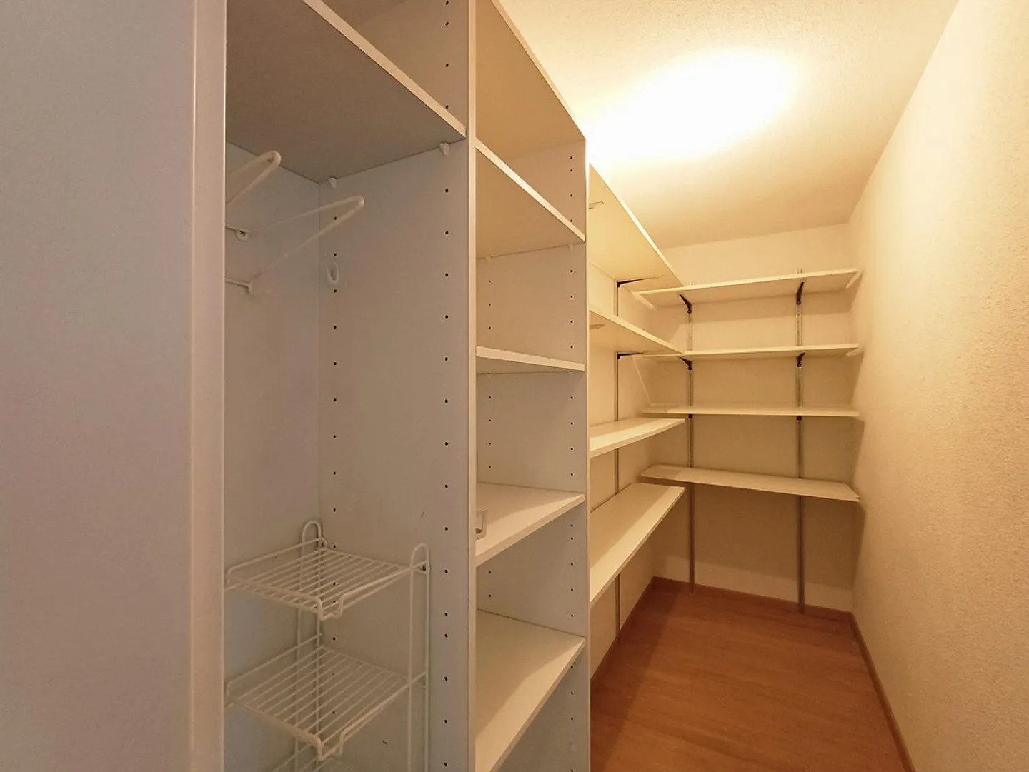 APPARTEMENT 4 ½ CHAMBRES ENSOLEILLÉ ET BIEN ENTRETENU AVEC UNE VUE IMPRENABLE À BAAR - Photo 13 sur 13