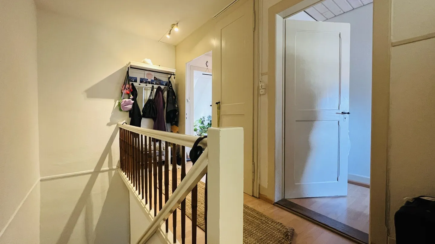 Charmante 3.5-Zimmer Altbau-Dachwohnung in bester Wohnlage. - Foto 4 von 12