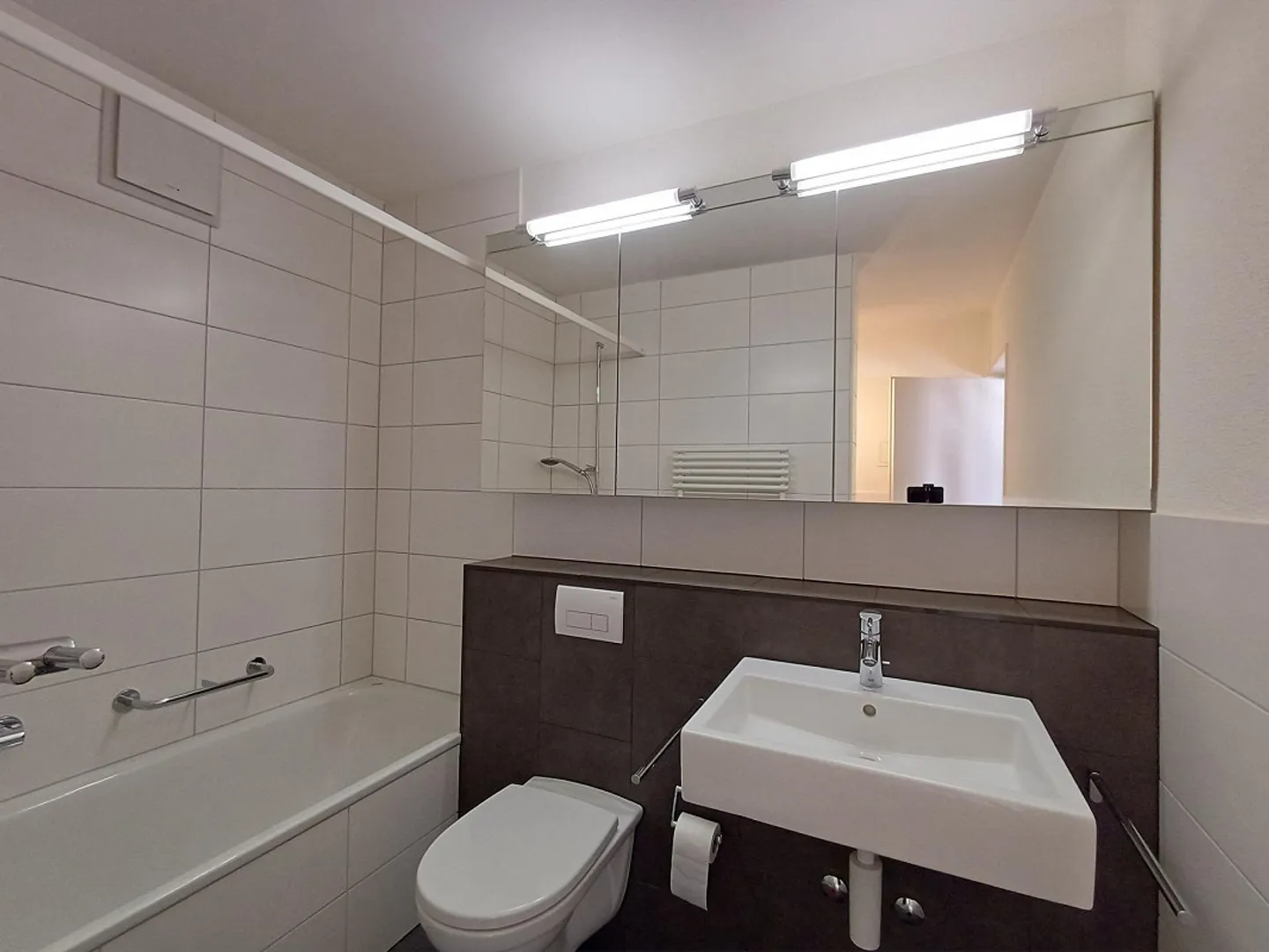 APPARTEMENT 4 ½ CHAMBRES ENSOLEILLÉ ET BIEN ENTRETENU AVEC UNE VUE IMPRENABLE À BAAR - Photo 5 sur 13