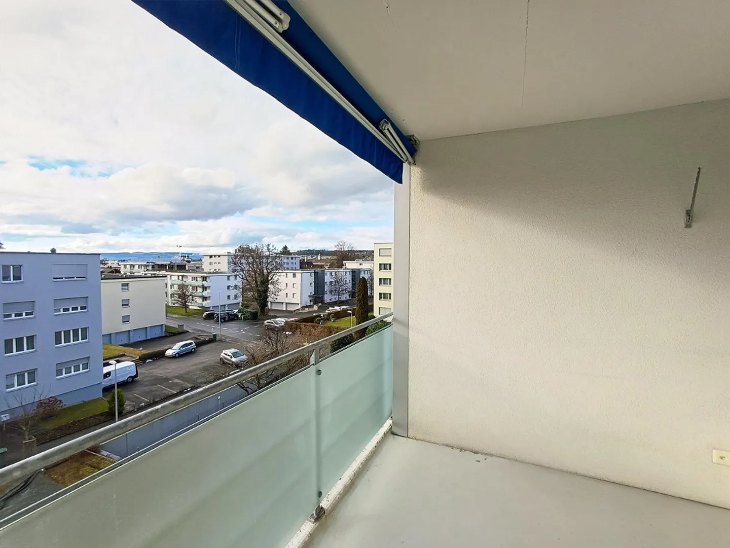 APPARTEMENT 4 ½ CHAMBRES ENSOLEILLÉ ET BIEN ENTRETENU AVEC UNE VUE IMPRENABLE À BAAR - Photo 8 sur 13