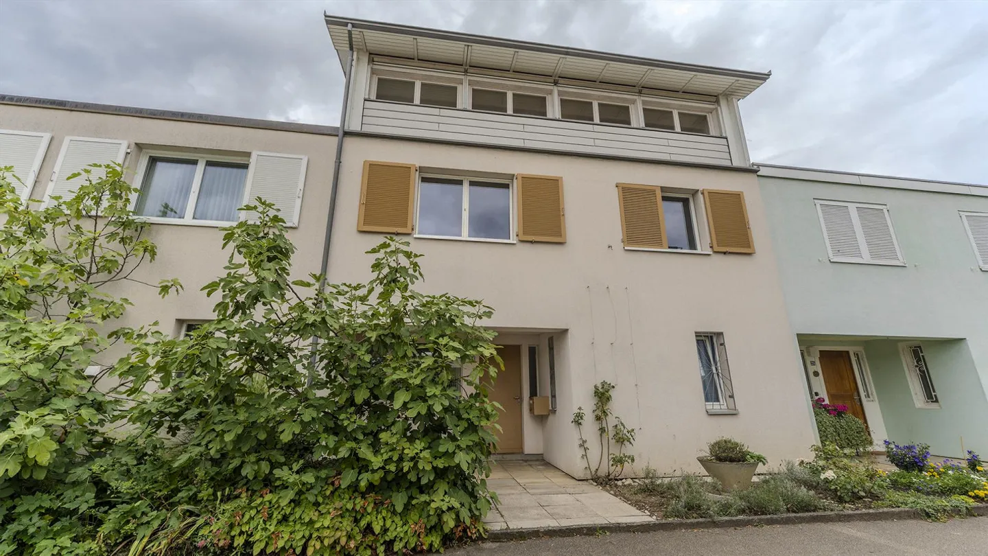 Ampia casa a schiera in diritto di superficie - Foto 2 di 23