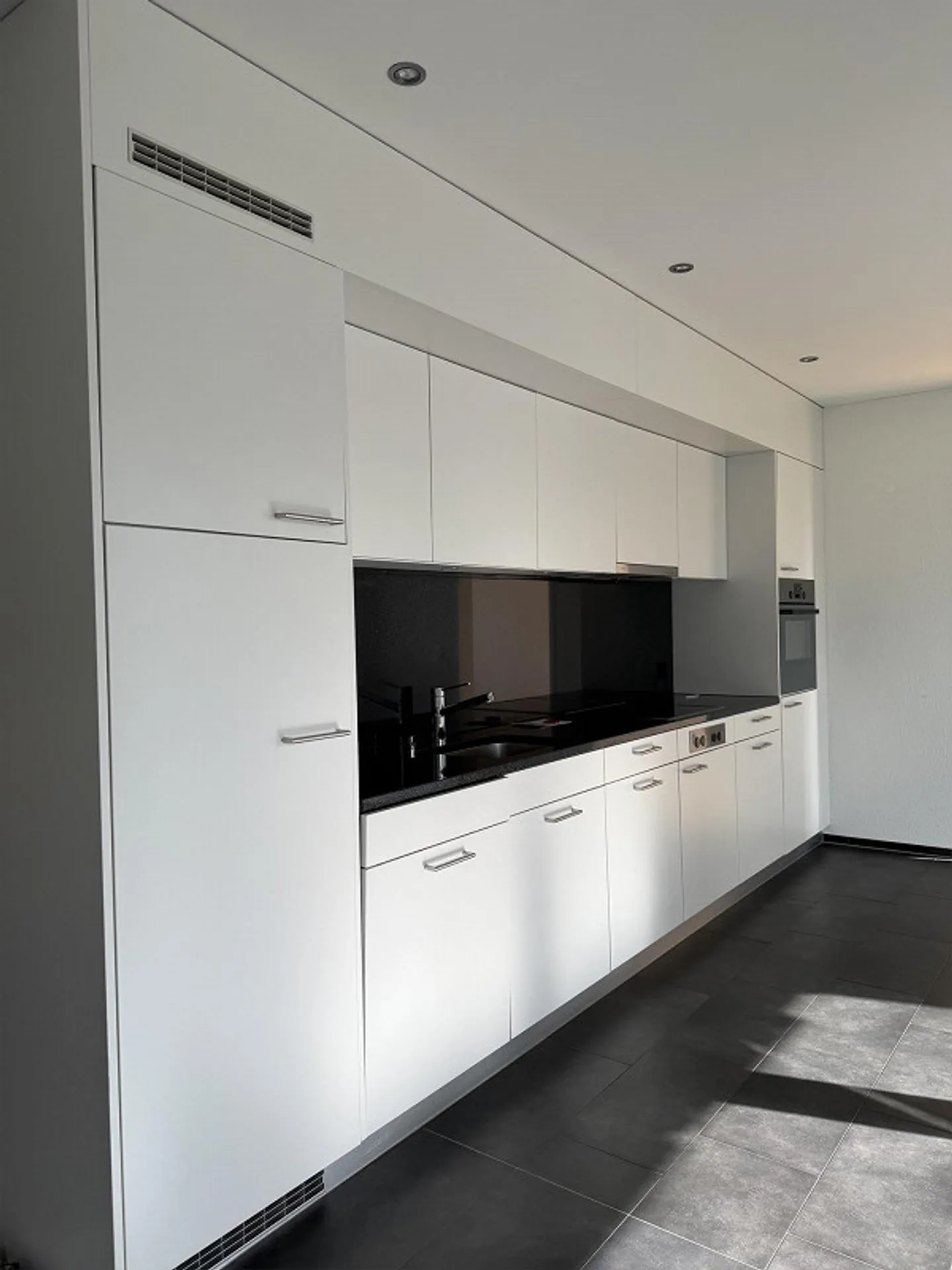 Appartement moderne de 2,5 pièces avec espace jardin - Photo 2 sur 7